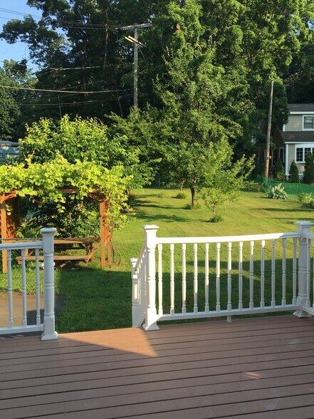 Peaceful outdoor space - 20 Highwood Ave