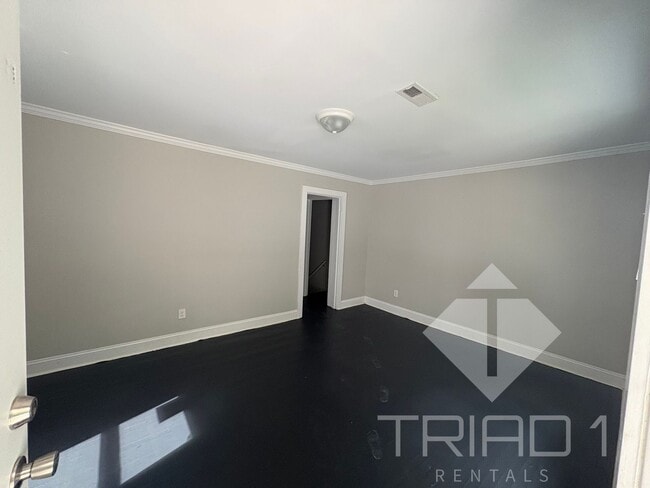 Building Photo - Freshly Renovated Homes in a Charming High...