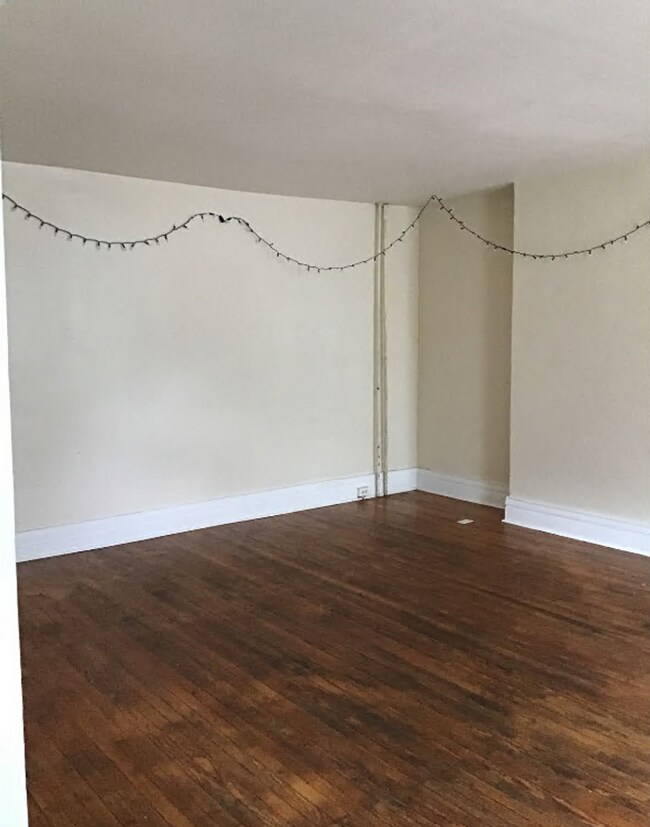 Building Photo - Perfect for college students, but great for others too!