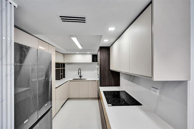 Building Photo - 6039 Collins Ave
