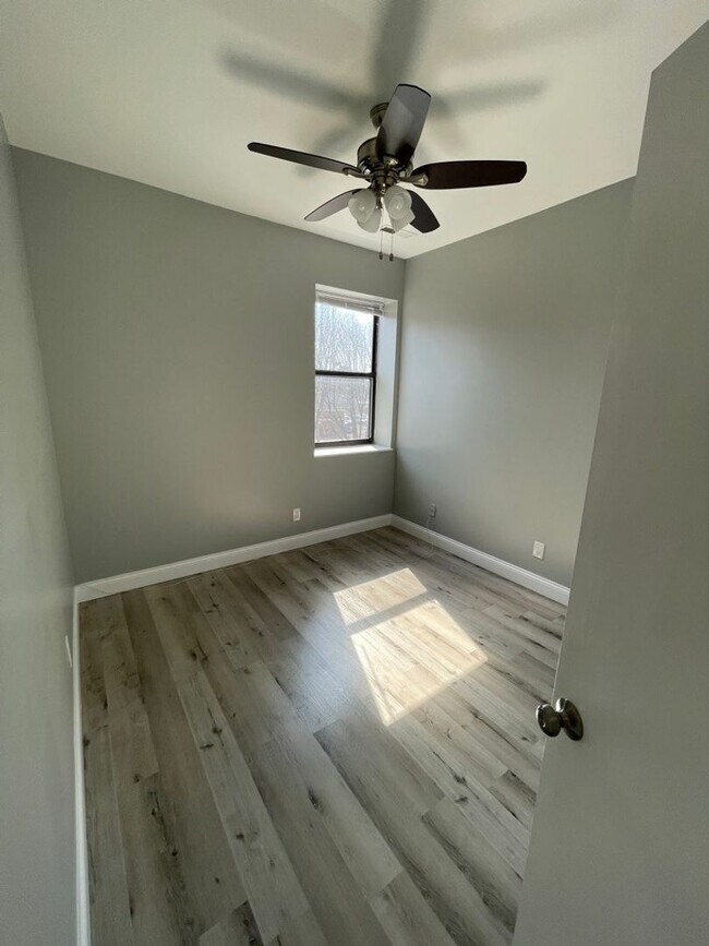 Building Photo - GORGEOUS 2/1 -  RENOVATED! Stainless, Granite, In Unit W/D