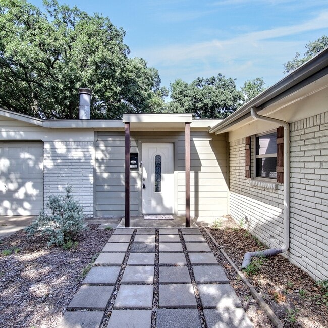 Building Photo - 1520 Sunnybrook Dr
