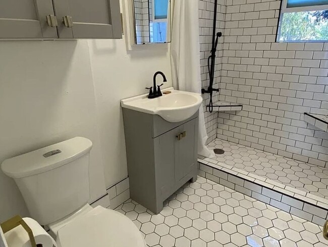 Building Photo - Charming 2 Bed, 1 Bath Home with Modern Up...