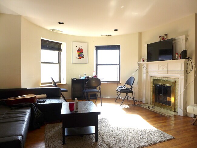 Primary Photo - 76 Saint Stephen St