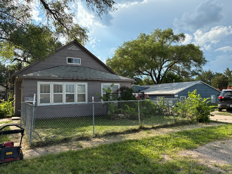 Primary Photo - 618 N Oak St