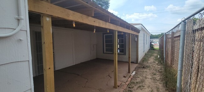 Building Photo - Beautiful 3 bedroom/1.5 bathroom house wit...