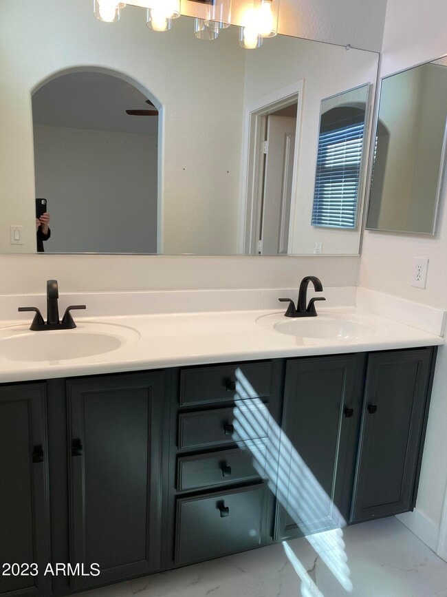 Building Photo - 2725 E Mine Creek Rd