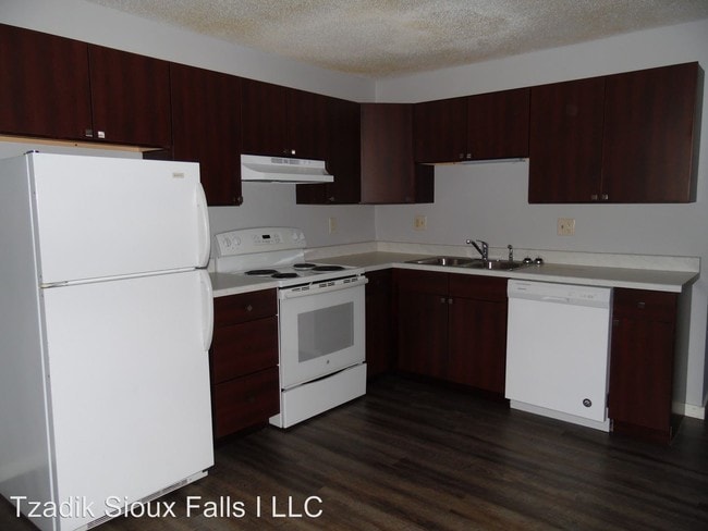 Building Photo - 3000-3012 S Mayfair Dr