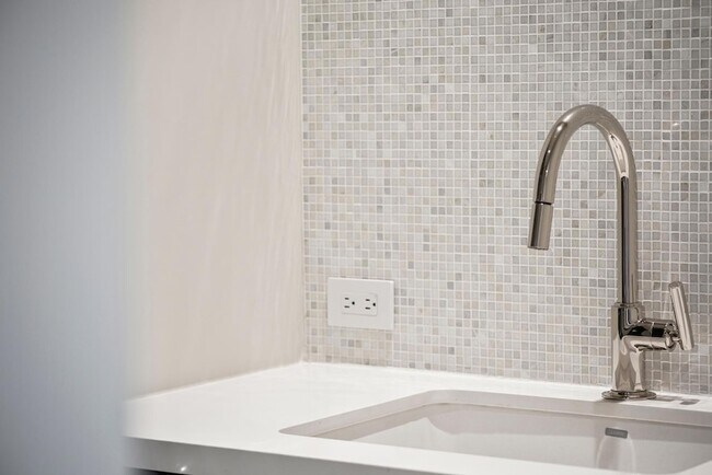 Building Photo - 6587 N Palmeraie Blvd