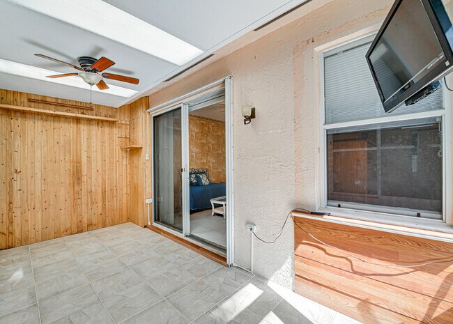 Building Photo - 9795 Crescent View Dr S