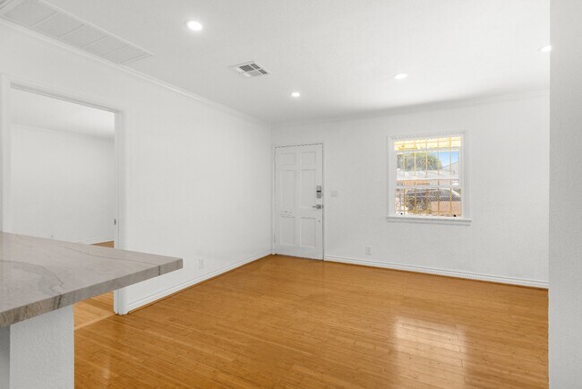 Building Photo - Updated 2BR Duplex in Angeles Mesa – Solar...