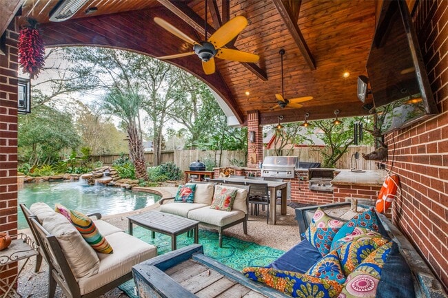 Building Photo - 7 Deer Lake Ct