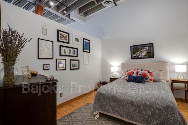 Building Photo - 200 River Pl Dr