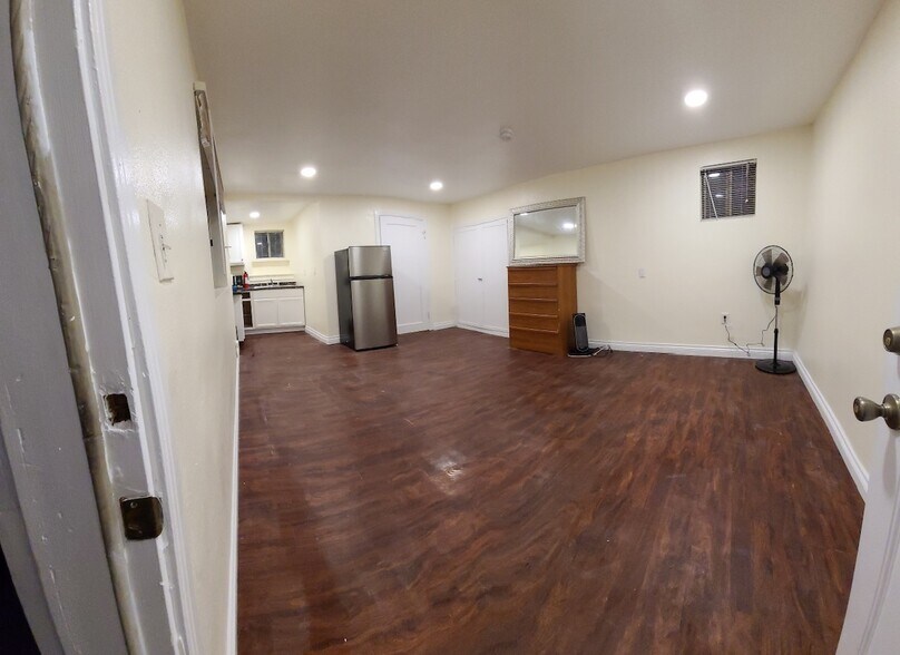 Building Photo - 1447 W 56th St