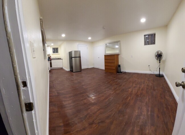 Building Photo - 1447 W 56th St