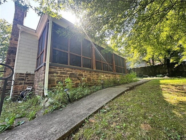 Building Photo - 610 N Olive Ave