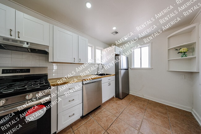 Building Photo - 2047 E Virginia Ave