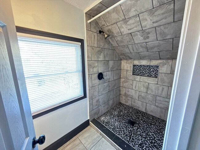 Building Photo - Stunning Full Remodel! 3BR/2BA Home with F...