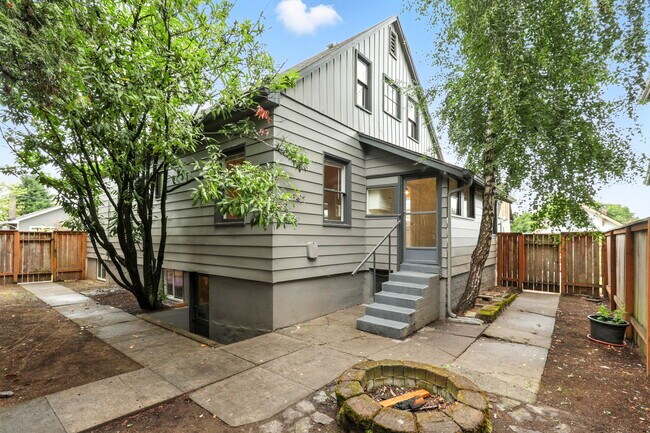 Building Photo - 423 NE 55th Ave