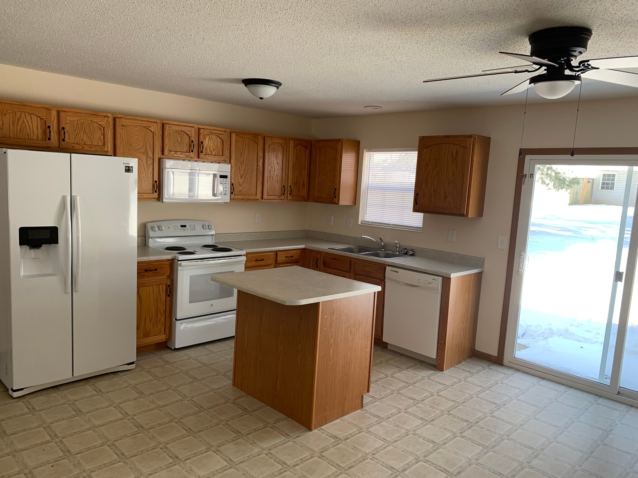 Building Photo - 520 Wood Thrush St
