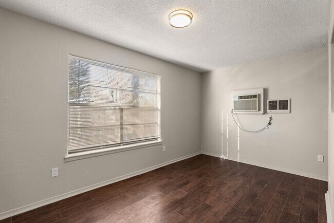 Building Photo - 2800 Vail Ave SE, Albuquerque, NM 87106, USA