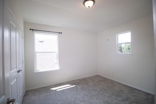 Building Photo - 2105 Ebony Dove St