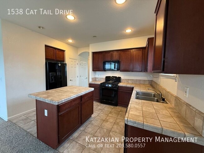 Building Photo - 2-Story 4-Bedroom 2.5 Bath Gated Community...