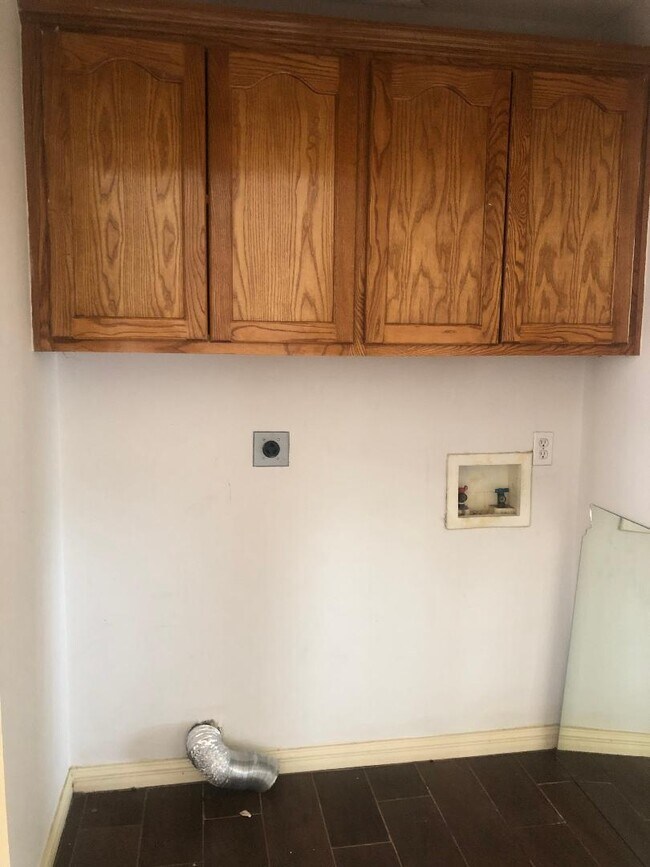 Building Photo - 704 Thompson Rd