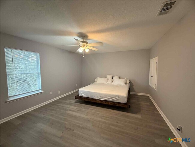 Building Photo - 7255 Woodlake Cir