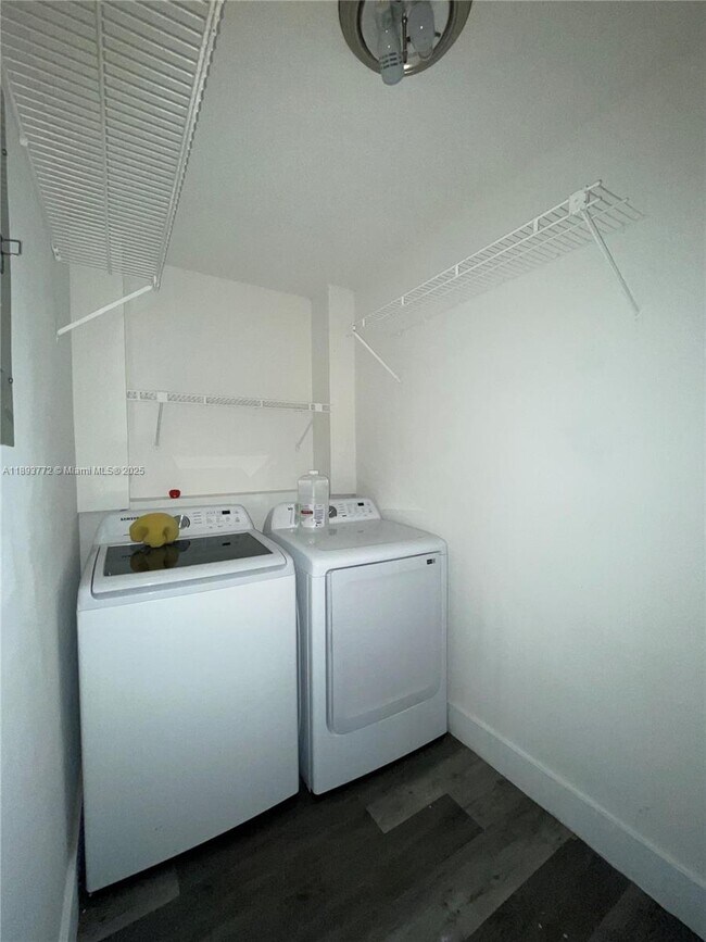 Building Photo - 4300 Landar Dr