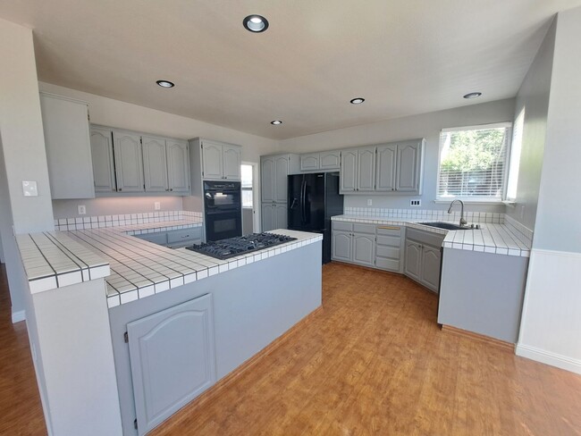 Building Photo - Expansive Oasis with a Guest House, Pool, ...