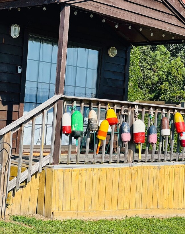 Building Photo - Hudson's Boat House - FOR RENT