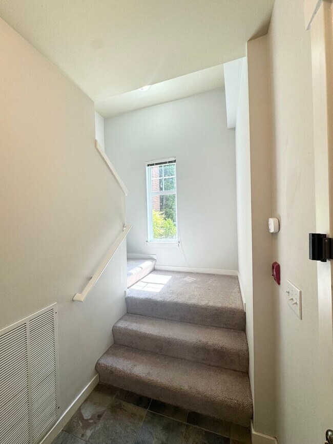 Building Photo - Spacious is Aqua Highlands one bedroom plu...