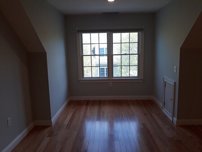 Building Photo - 344 Boylston St