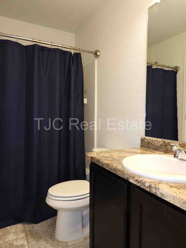 Building Photo - MOVE IN  SPECIAL