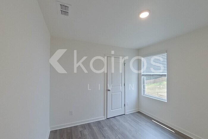 Building Photo - 140 George Oxford Dr