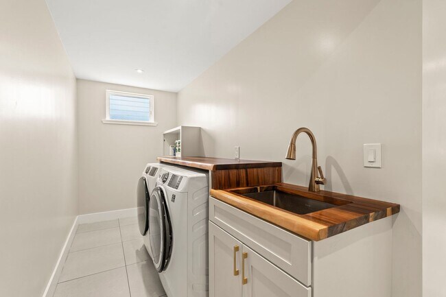Building Photo - Manoa Valley, 4 bedroom, 3 bath, Fully Ren...