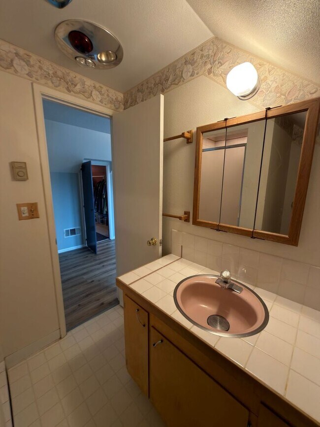 Building Photo - Modern Comfort Meets Classic Charm in South Tabor~ Fenced Backyard~ Garage~ Pets Welcome~ 94 Bike...