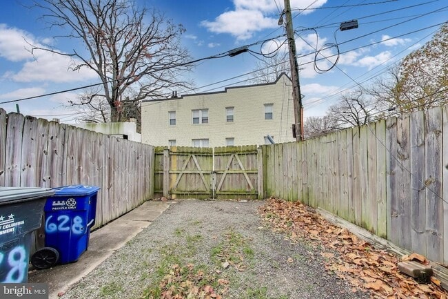 Building Photo - 628 Madison St NW