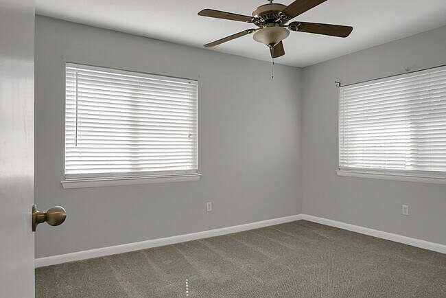 Building Photo - Renovated Condo located in heart of Mt Pleasant, near Ravenel Bridge and Waterfront Park