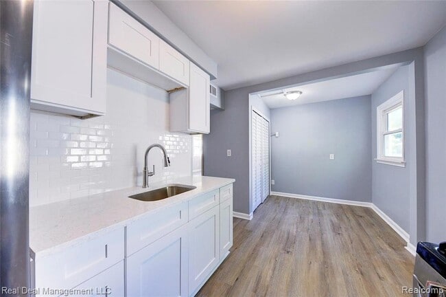 Building Photo - 110 W Tennyson Ave