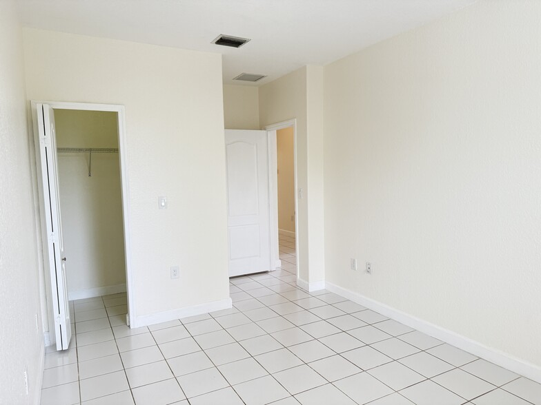 Building Photo - 15131 SW 23rd Ln