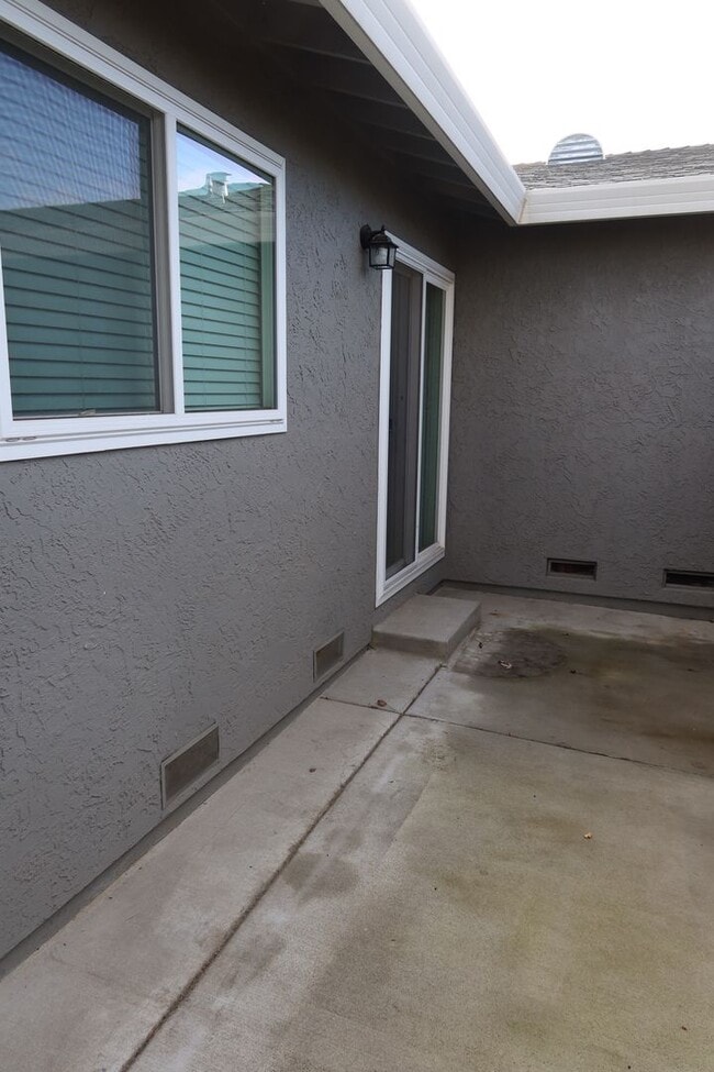 Building Photo - 7256 Havenside Dr