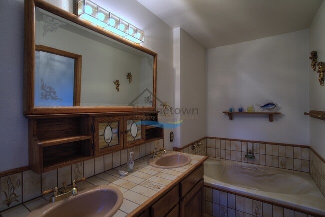 Building Photo - Custom Country Home With Spectacular Views...