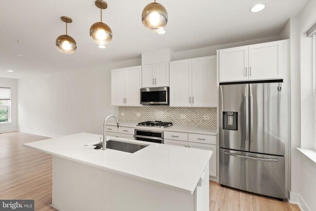 Building Photo - 1862 Michael Faraday Dr.