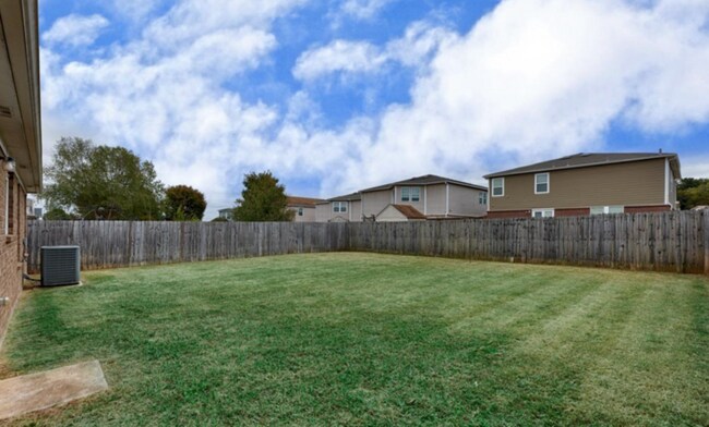 Building Photo - Fabulous home with FENCED YARD