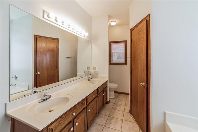 Building Photo - 487 Ravinia Way