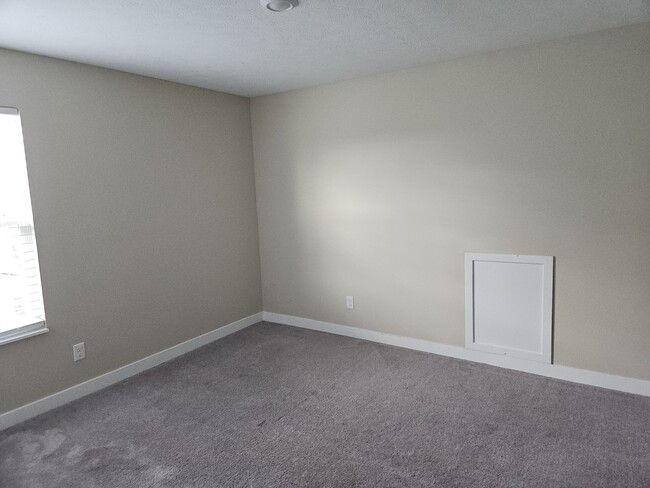Building Photo - 2704 Grassy Br Dr
