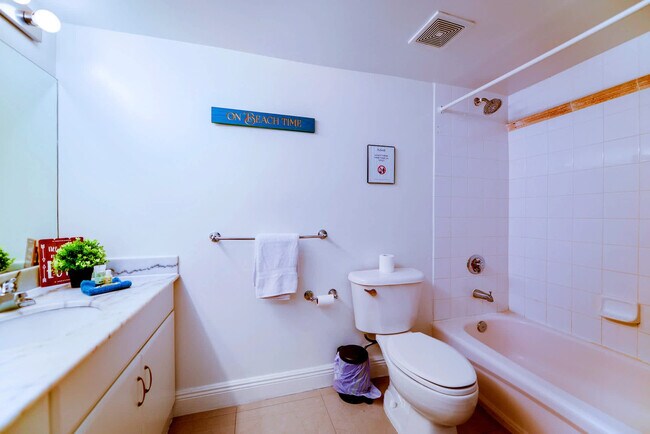 Building Photo - 1200 Brickell Bay Dr