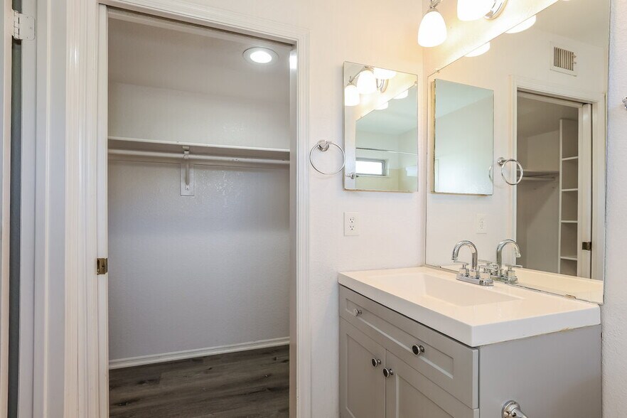 Building Photo - 4758 W Escuda Dr